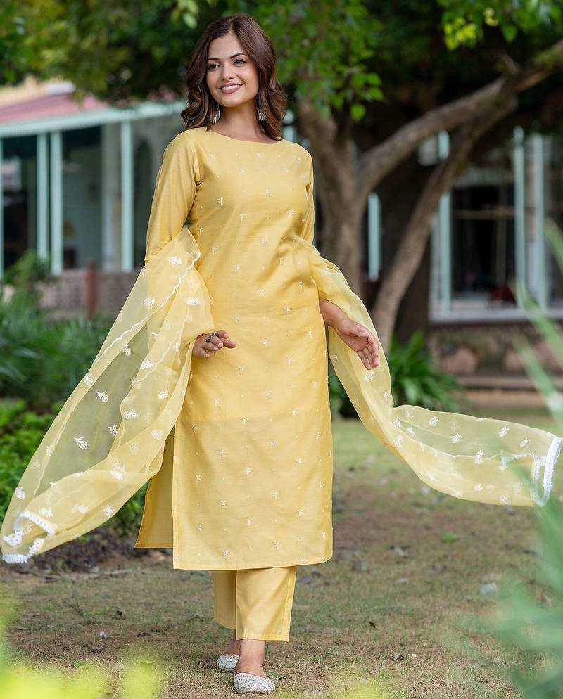 Women Ethnic Motifs Embroidered Regular Thread Work Chanderi Silk Kurta with Trousers & With Dupatta