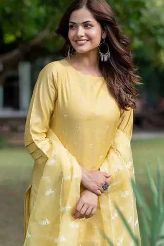 Women Ethnic Motifs Embroidered Regular Thread Work Chanderi Silk Kurta with Trousers & With Dupatta