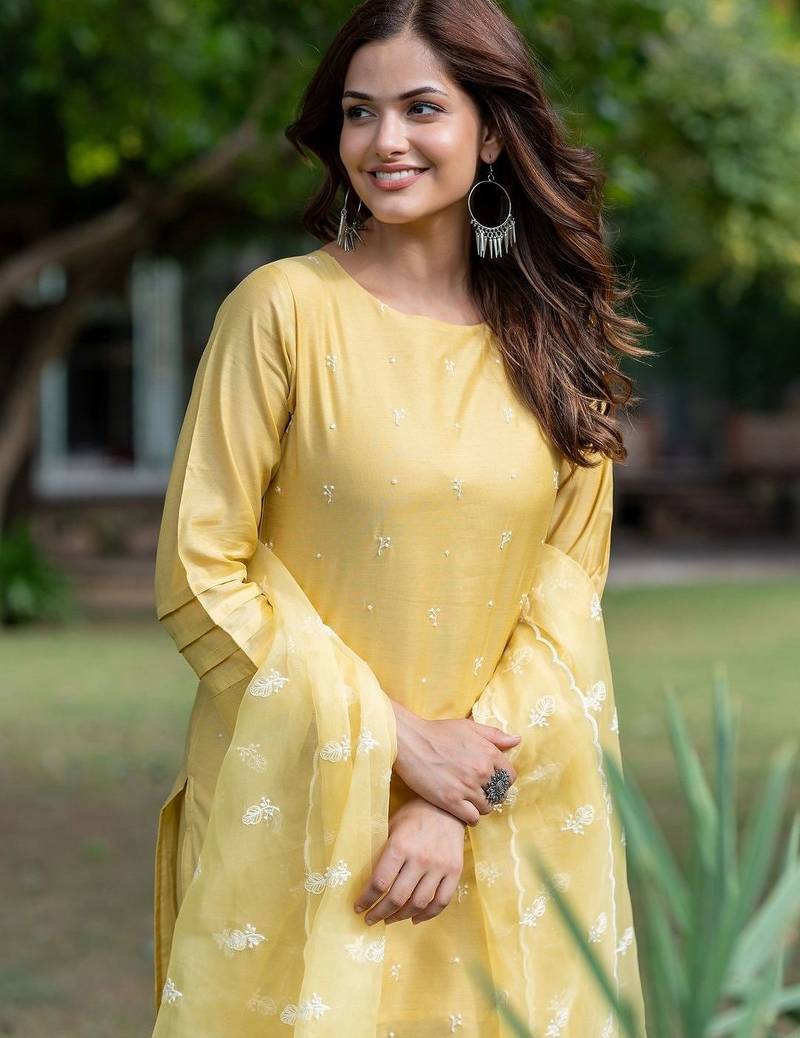 Women Ethnic Motifs Embroidered Regular Thread Work Chanderi Silk Kurta with Trousers & With Dupatta
