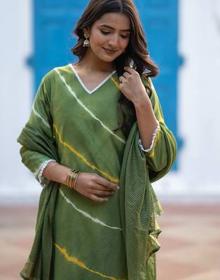Women Leheriya Dyed Silk Kurta with Trousers & Dupatta 2