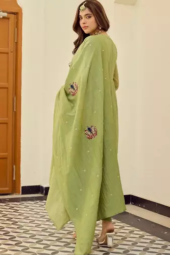 Women Ethnic Motifs Embroidered Regular Thread Work Chanderi Silk Kurta with Trousers & With Dupatta