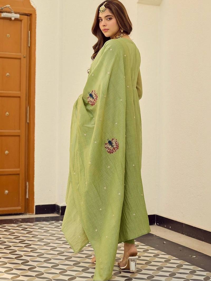 Women Ethnic Motifs Embroidered Regular Thread Work Chanderi Silk Kurta with Trousers & With Dupatta
