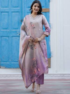 Women Floral Printed Kurta with Trousers & Dupatta 1