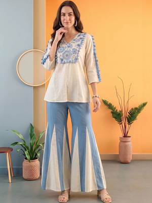 Women Floral Embroidered Regular Thread Work Kurta with Palazzos 1