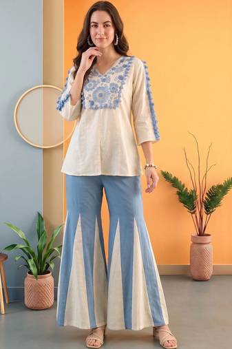 Women Floral Embroidered Regular Thread Work Kurta with Palazzos