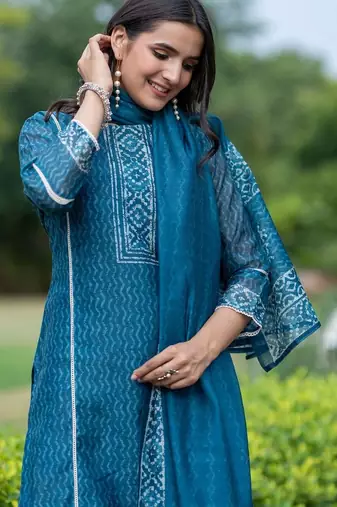 Women Printed Regular Chanderi Silk Kurta with Trousers & With Dupatta