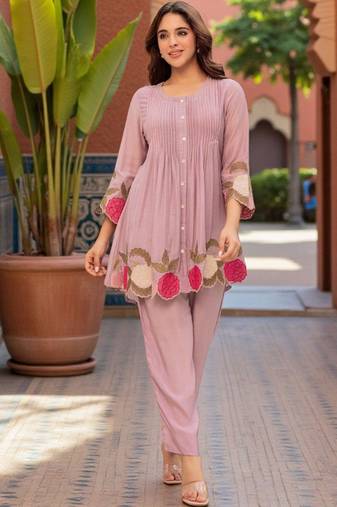 Women Floral Embroidered Pleated Thread Work Kurta with Trousers