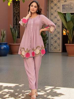 Women Floral Embroidered Pleated Thread Work Kurta with Trousers 7