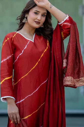 Women Leheriya Dyed Regular Pure Silk Kurta with Trousers & With Dupatta