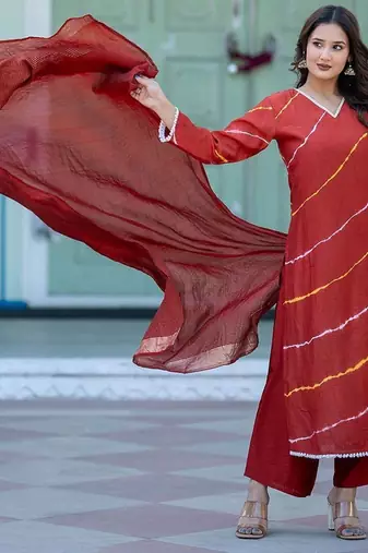Women Leheriya Dyed Regular Pure Silk Kurta with Trousers & With Dupatta