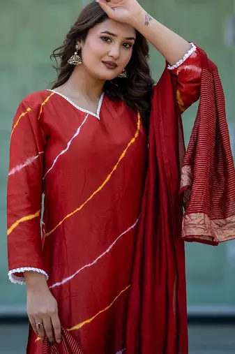 Women Leheriya Printed Regular Pure Silk Kurta with Trousers & With Dupatta