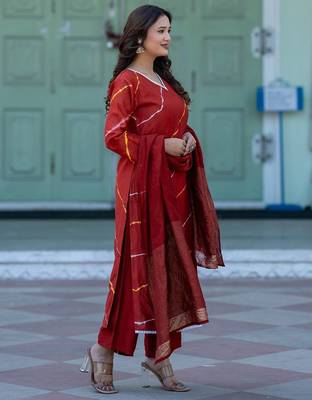 Women Leheriya Printed Regular Pure Silk Kurta with Trousers & With Dupatta 3