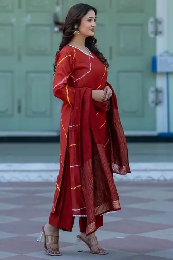 Women Leheriya Printed Regular Pure Silk Kurta with Trousers & With Dupatta