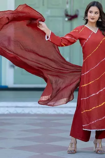 Women Leheriya Printed Regular Pure Silk Kurta with Trousers & With Dupatta