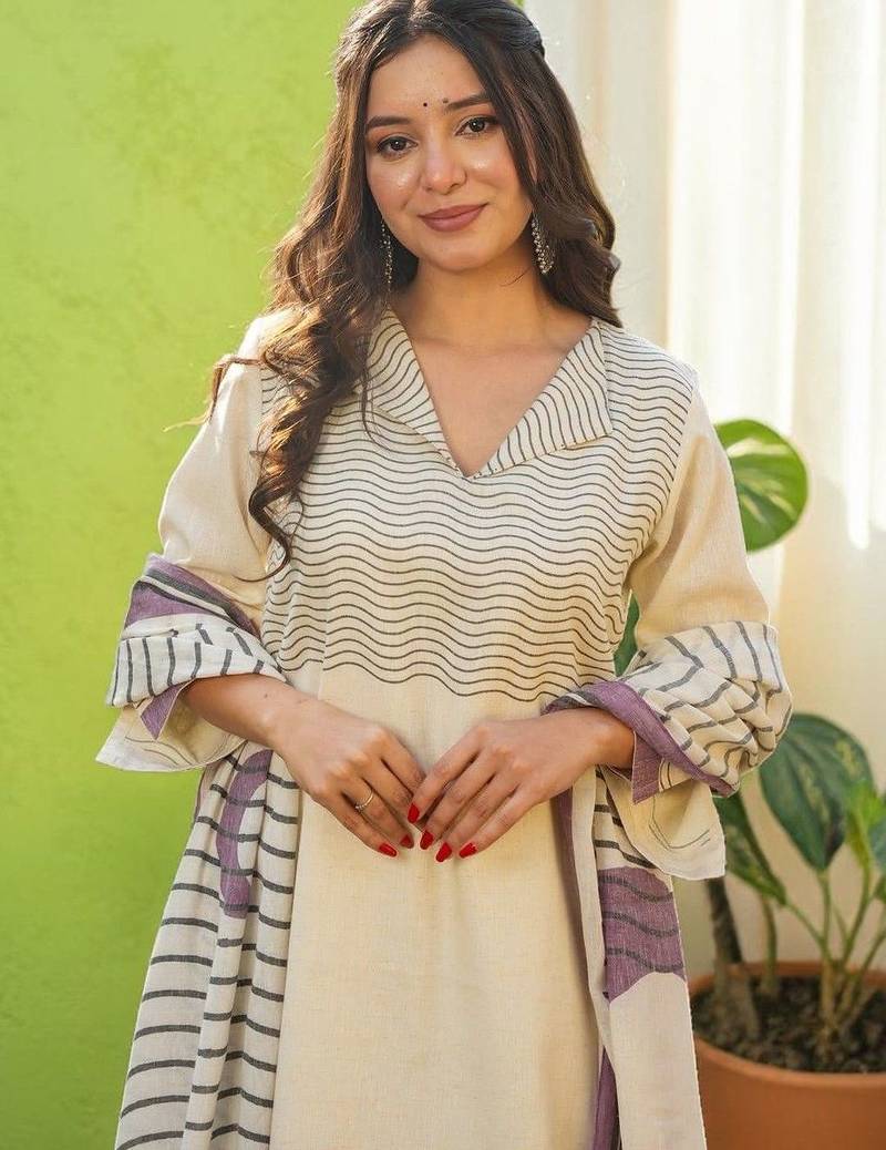 Women Ethnic Motifs Printed V-Neck Regular Kurta wWth Trousers & Dupatta
