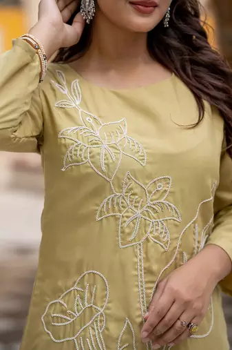 Women Floral Embroidered Regular Thread Work Pure Cotton Kurta with Trousers