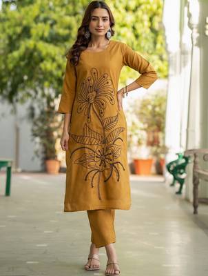 Women Floral Embroidered Cotton Kurta with Trousers 1