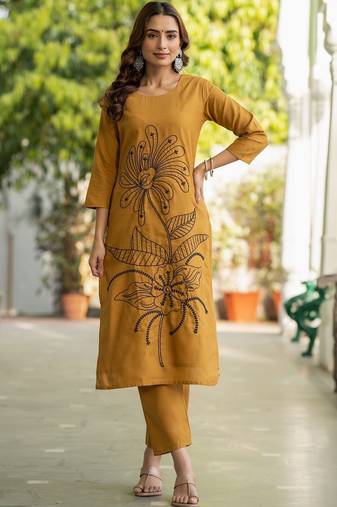 Women Floral Embroidered Cotton Kurta with Trousers