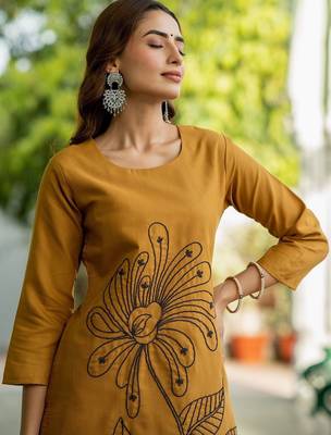 Women Floral Embroidered Cotton Kurta with Trousers 2