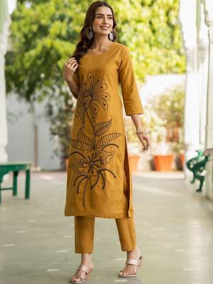 Women Floral Embroidered Cotton Kurta with Trousers 3