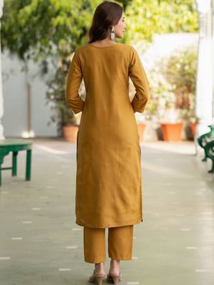 Women Floral Embroidered Cotton Kurta with Trousers 4