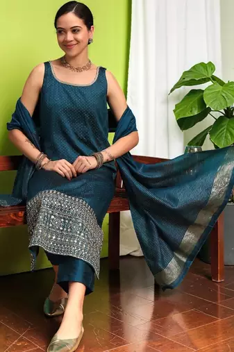 Women Ethnic Motifs Printed Regular Kurta with Trousers & With Dupatta