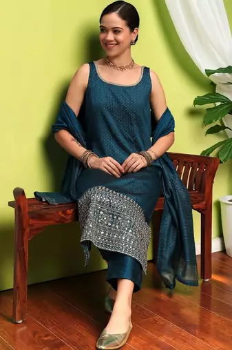 Women Ethnic Motifs Printed Regular Kurta with Trousers & With Dupatta