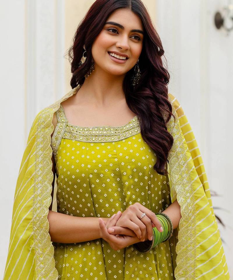 Designer halter neck bandhej kurti set with flared palazzo & leheriya dupatta for festive wear