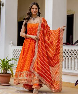 Designer halter neck bandhej kurti set with flared palazzo & leheriya dupatta for festive wear 3