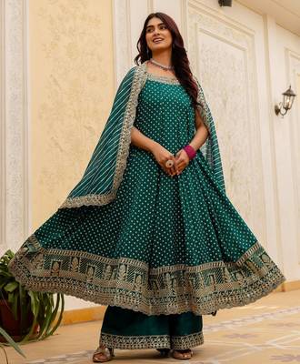 Designer halter neck bandhej kurti set with flared palazzo & leheriya dupatta for festive wear 3