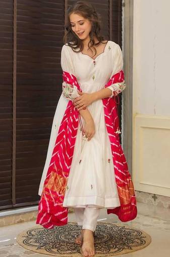 Off-white chanderi silk embroidered kurta set