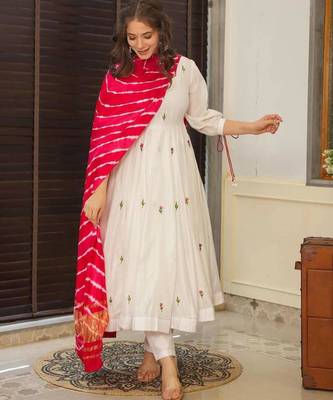 Off-white chanderi silk embroidered kurta set 2