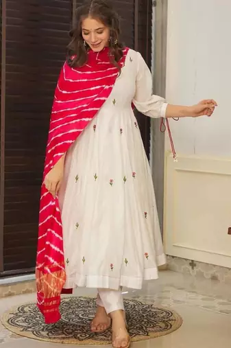 Off-white chanderi silk embroidered kurta set