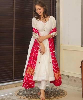 Off-white chanderi silk embroidered kurta set 3