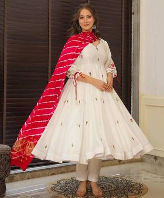 Off-white chanderi silk embroidered kurta set 4