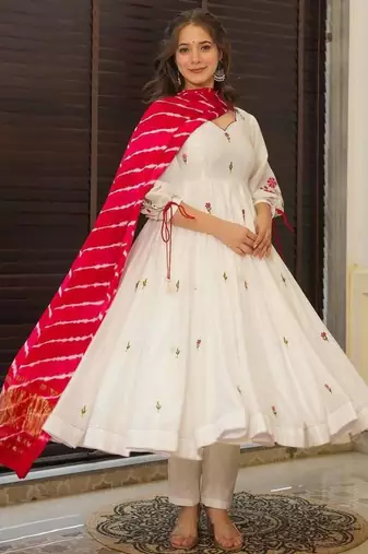 Off-white chanderi silk embroidered kurta set