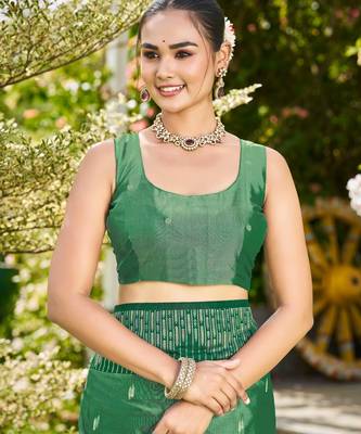 Women emerald green silk blend banarasi jacquard woven saree with blouse 2