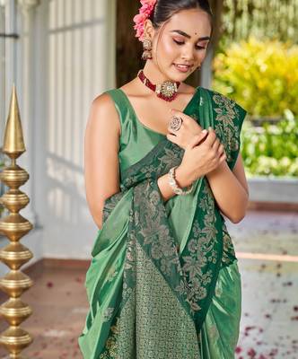 Women emerald green silk blend banarasi jacquard woven saree with blouse 3