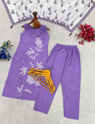Lavendar embroidered sleeveless kurti set with trousers and white contrast dupatta 4