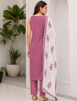 Oniun embroidered sleeveless kurti set with trousers and white contrast dupatta 3