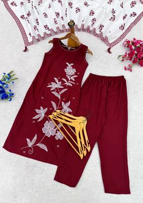Red embroidered sleeveless kurti set with trousers and white contrast dupatta 4