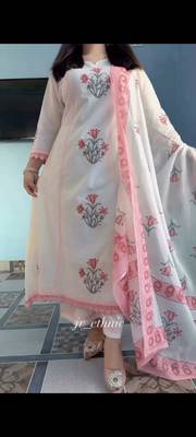 Off white pure cotton handblock floral printed kurta set with dupatta 2