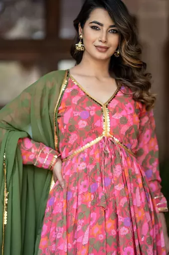 Floral Printed V-Neck Long Sleeves Kurta with Trousers & With Dupatta