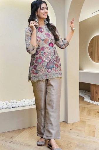 Women Paisley Printed Regular Kurti with Trousers