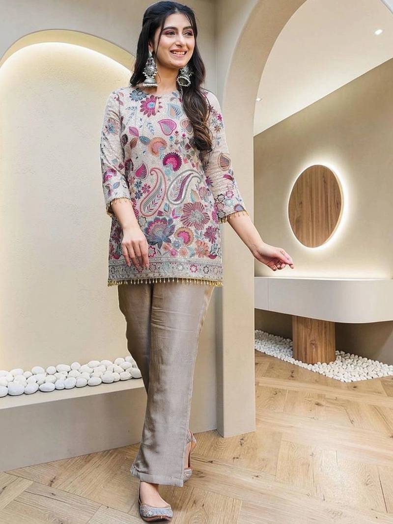 Women Paisley Printed Regular Kurti with Trousers