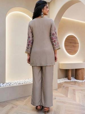 Women Paisley Printed Regular Kurti with Trousers 4