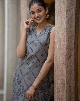 Floral Printed V-Neck Sleeveless Straight Kurta 1