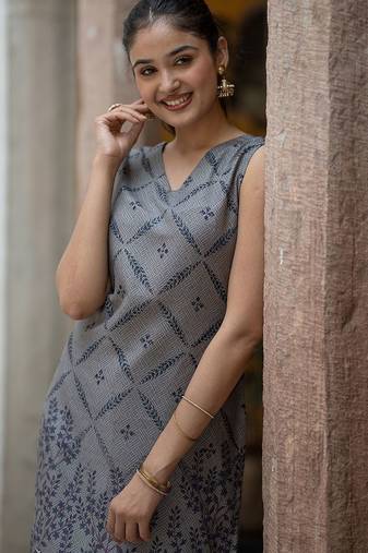 Floral Printed V-Neck Sleeveless Straight Kurta