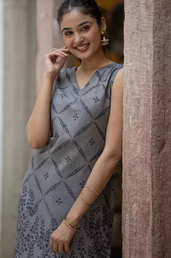 Floral Printed V-Neck Sleeveless Straight Kurta