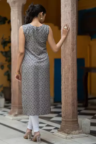 Floral Printed V-Neck Sleeveless Straight Kurta